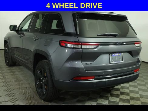 Used 2022 Jeep Grand Cherokee Altitude AWD/4WD image 4