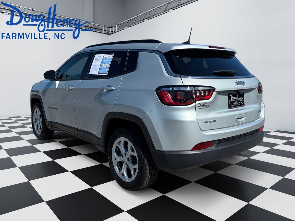 Used 2024 Jeep Compass Latitude AWD/4WD image 3