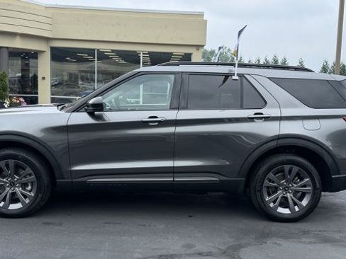 Certified 2023 Ford Explorer XLT w/ Equipment Group 202A AWD/4WD image 3