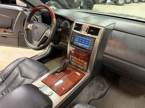 Used 2006 Cadillac XLR image 25