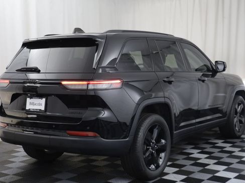 Used 2023 Jeep Grand Cherokee Limited w/ Black Appearance Package AWD/4WD image 17