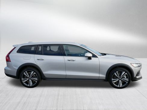 Used 2025 Volvo V60 B5 Cross Country Plus image 8