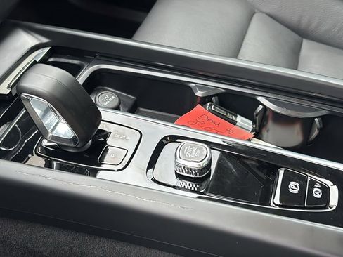 Certified 2025 Volvo XC60 B5 Plus AWD/4WD image 21