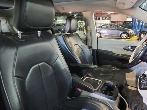 Used 2019 Chrysler Pacifica Limited FWD image 24