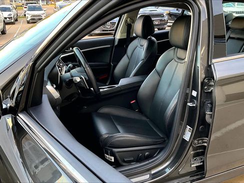 Used 2025 Genesis G70 2.5T image 7