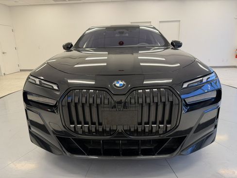Used 2023 BMW 760i xDrive image 2