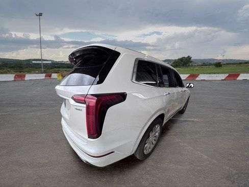 Used 2021 Cadillac XT6 Premium Luxury FWD image 3