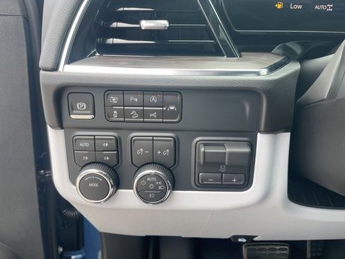 New 2025 Chevrolet Suburban Premier image 27