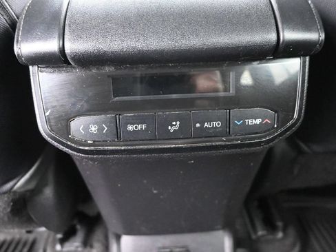 Used 2023 Toyota Highlander LE AWD/4WD image 17