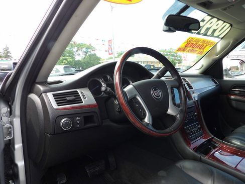 Used 2011 Cadillac Escalade Luxury AWD/4WD image 6