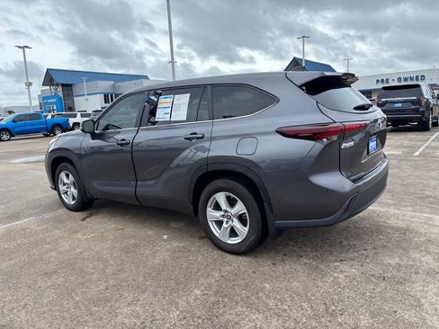 Used 2024 Toyota Highlander LE AWD/4WD image 18
