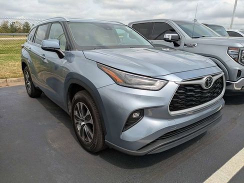 Used 2023 Toyota Highlander XLE image 2