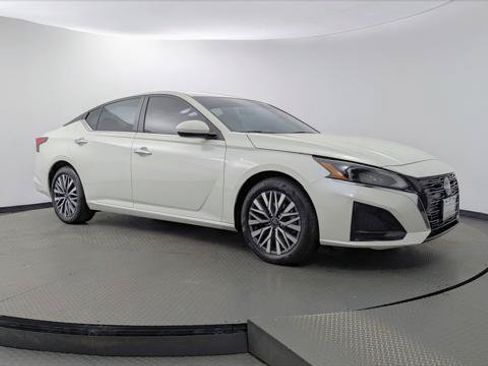 Used 2023 Nissan Altima 2.5 SV FWD image 11