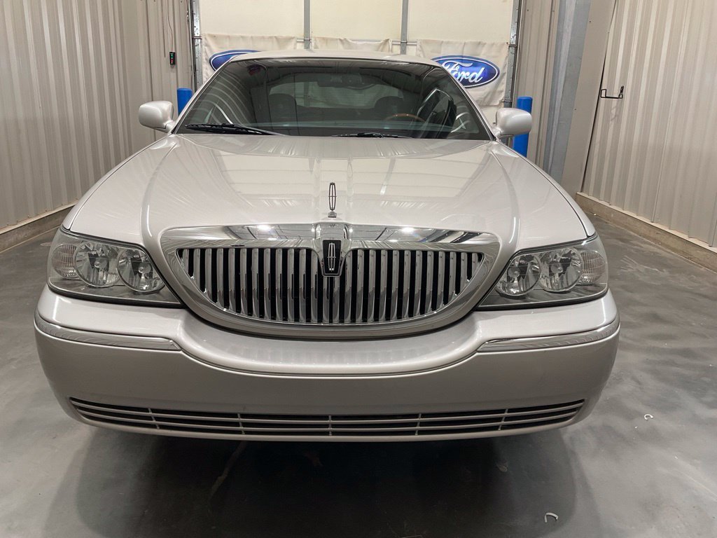 Used 2008 Lincoln Town Car Signature Limited RWD image 5