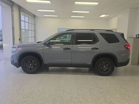 Used 2025 Honda Pilot TrailSport image 12