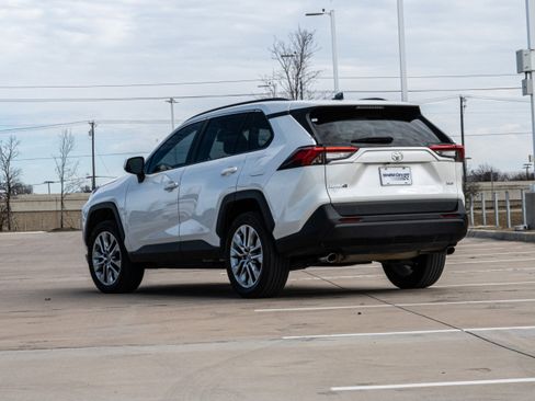 Used 2022 Toyota RAV4 XLE Premium image 3