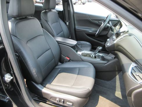 Used 2018 Chevrolet Malibu LT w/ Leather Package FWD image 19