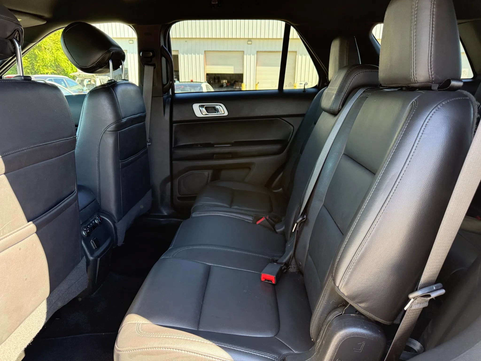 Used 2015 Ford Explorer XLT w/ Equipment Group 202B AWD/4WD image 21