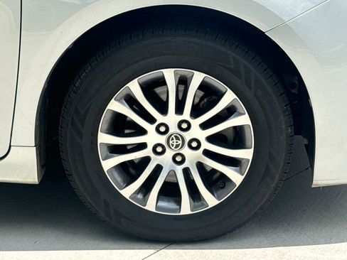 Used 2020 Toyota Sienna XLE FWD image 11