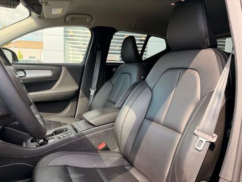 Used 2022 Volvo XC40 T4 Momentum FWD image 10