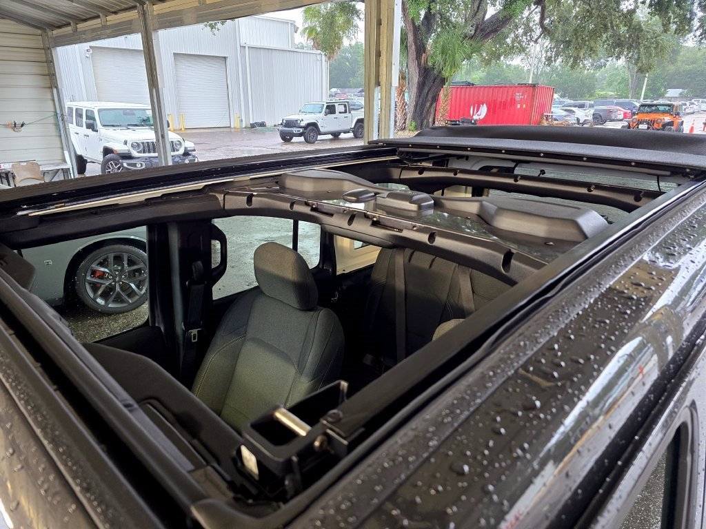 Used 2026 Jeep Wrangler Unlimited Sahara AWD/4WD image 9