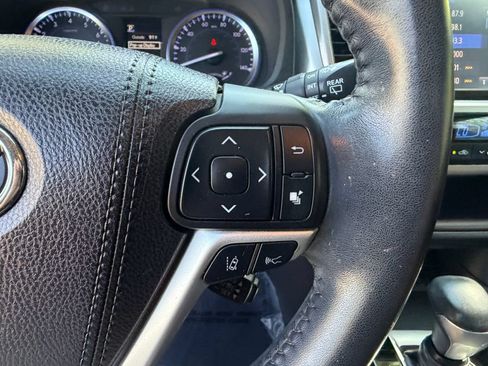 Used 2018 Toyota Highlander Limited FWD image 26