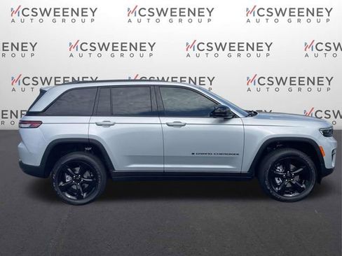 New 2025 Jeep Grand Cherokee Altitude AWD/4WD image 2