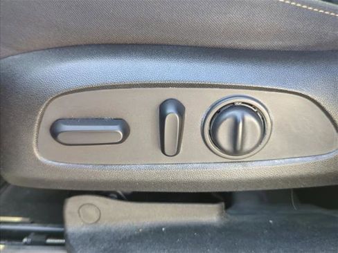 Used 2020 Chevrolet Traverse LT image 11