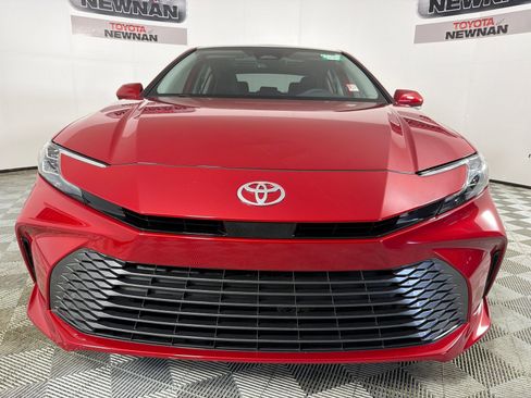 Used 2025 Toyota Camry XLE FWD image 9