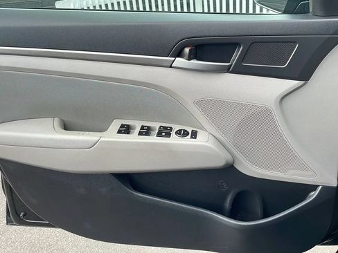 Used 2017 Hyundai Elantra SE FWD image 25