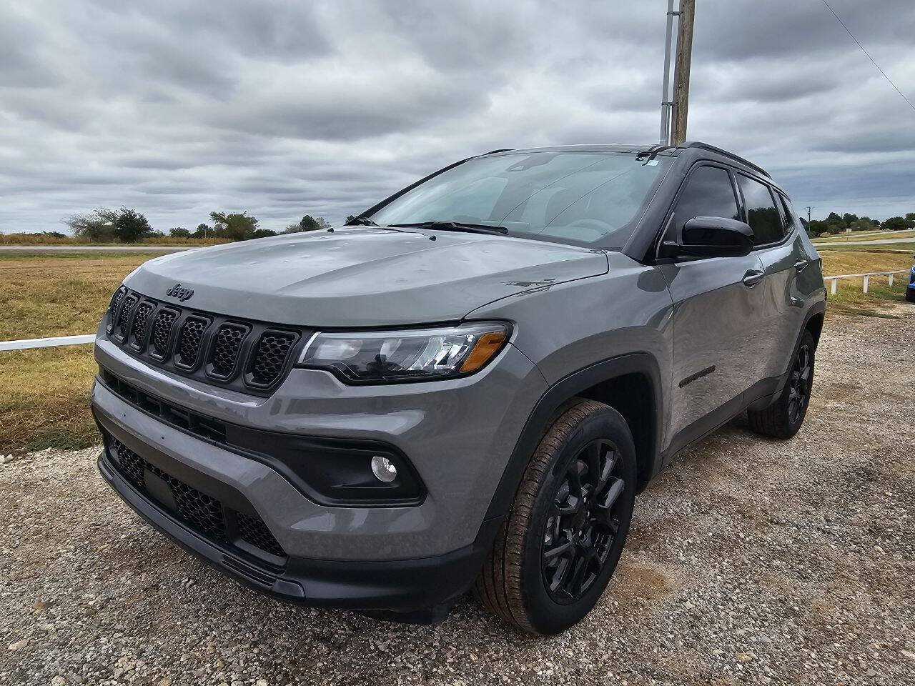 Used 2024 Jeep Compass Latitude w/ Convenience Group AWD/4WD image 3