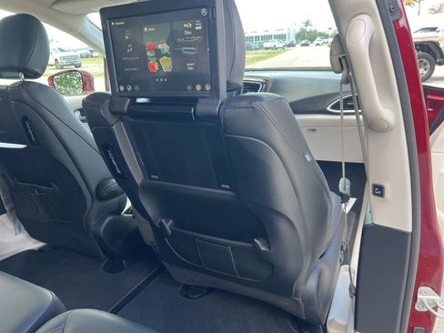 Certified 2019 Chrysler Pacifica Touring-L Plus image 35