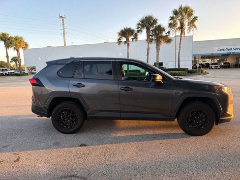 Used 2022 Toyota RAV4 LE FWD image 4