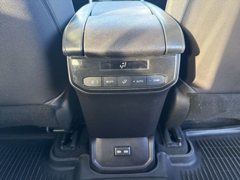 Used 2023 Toyota Highlander LE image 26