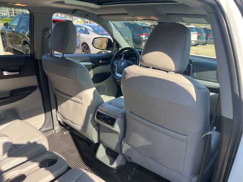 Used 2019 Toyota Highlander XLE image 16