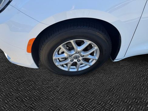 Used 2023 Chrysler Pacifica Touring-L FWD image 11
