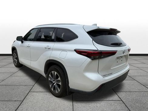 Used 2023 Toyota Highlander XLE AWD/4WD image 9