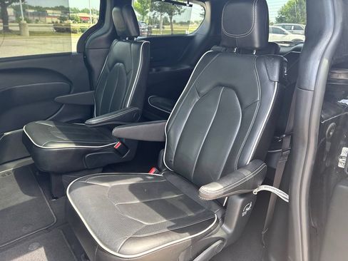 Used 2025 Chrysler Pacifica Limited FWD image 14