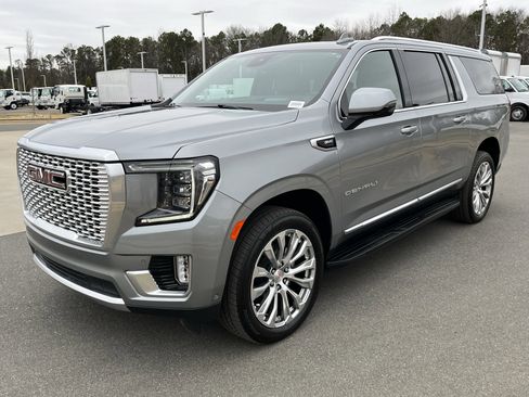 Used 2024 GMC Yukon XL Denali w/ Advanced Technology Package image 5