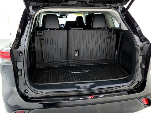 Used 2021 Toyota Highlander XLE AWD/4WD image 16