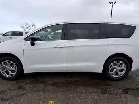 Certified 2024 Chrysler Pacifica Limited image 5