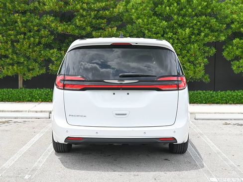 Used 2024 Chrysler Pacifica Touring-L FWD image 5