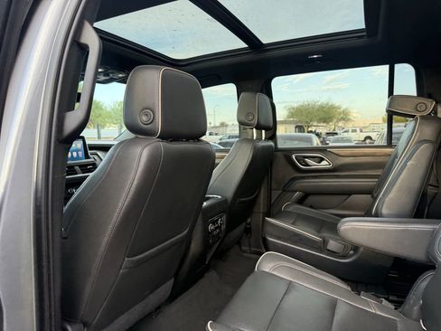 Used 2021 Chevrolet Suburban Premier w/ Premium Package image 27