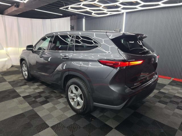 Used 2022 Toyota Highlander LE AWD/4WD image 2