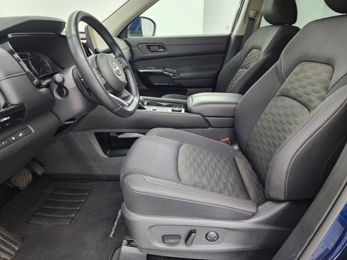 Used 2025 Nissan Pathfinder SV image 8