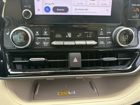 Used 2023 Toyota Highlander XLE FWD image 19
