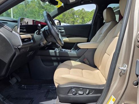 Used 2024 Cadillac XT4 Premium Luxury w/ Technology Package AWD/4WD image 9