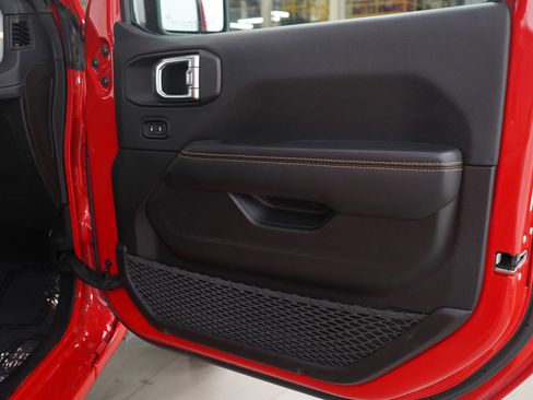 Used 2025 Jeep Wrangler Sahara image 9