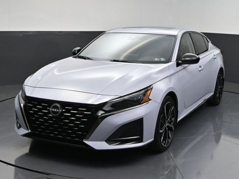 Used 2023 Nissan Altima 2.5 SR w/ SR Premium Package FWD image 4