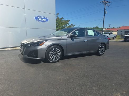 Used 2025 Nissan Altima 2.5 SV FWD image 3